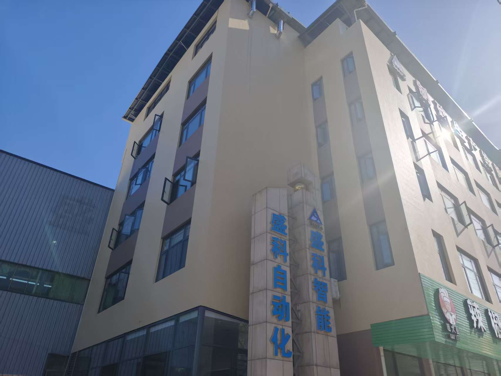 Компания Senko Intelligent отмечает новую эру торжественным гала-вечером по случаю открытия.