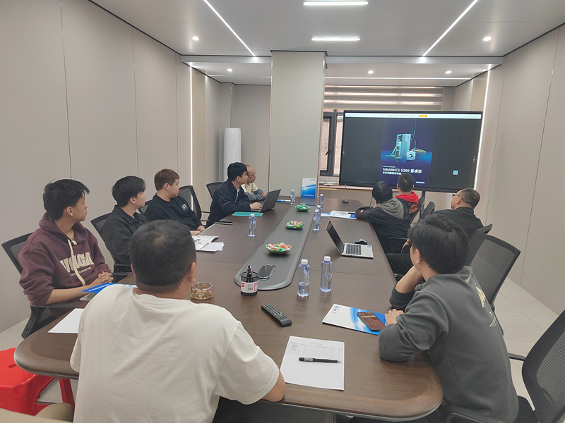 Повышение эффективности производства бетонных блоков благодаря партнерству с Siemens и передовым решениям дистанционного управления.